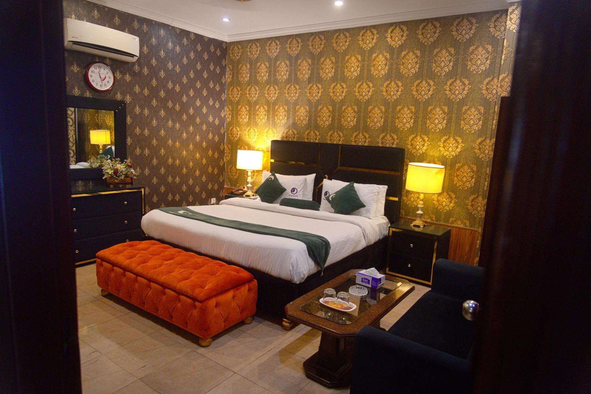 Premier Inn Johar Town ラホール エクステリア 写真